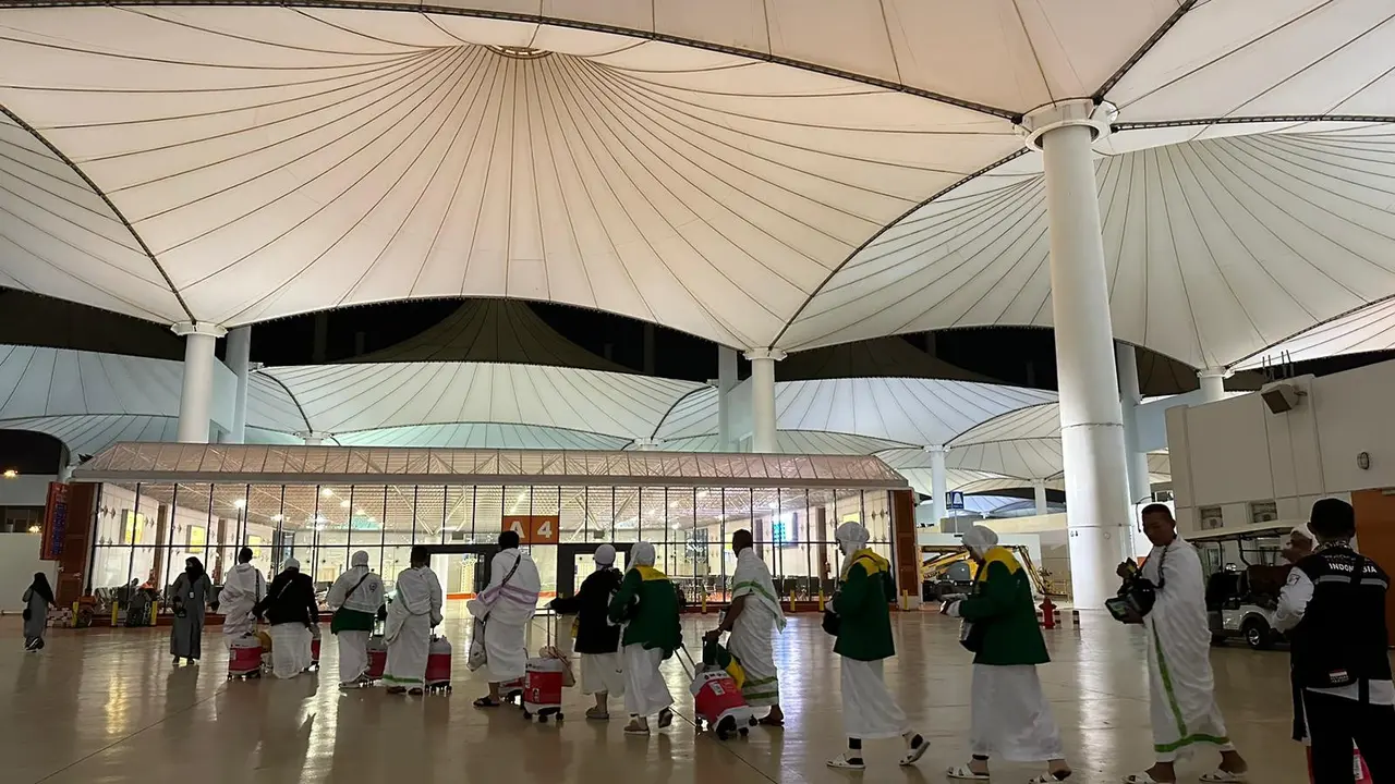 Petugas Penyelenggara Ibadah Haji (PPIH) Arab Saudi memberangkatkan jemaah calon haji ke Arafah untuk memulai rangkaian puncak haji pada 14 Juni 2024 atau 8 Zulhijjah 1445 H, dimulai pukul 07.00 Waktu Arab Saudi (WAS).