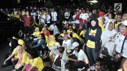 Para pendukung Capres dan Cawapres nomor urut 01 dan 02 saat nonton bareng Debat Perdana Pilpres di kawasan Gedung Bidakara, Jakarta, Kamis (17/1). Meskipun tidak diperbolehkan masuk pendukung kedua pasangan tetap antusias. (merdeka.com/Iqbal S Nugroho)