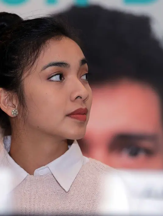 Bersama sang suami, Tika mengaku lebih banyak menghabiskan waktu bersama di dalam rumah mereka. Keduanya merasakan nyaman saat berada dirumah. (Deki Prayoga/Bintang.com)