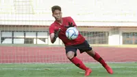 Kiper Timnas Indonesia U-16, I Made Putra Kaicen, menangkap bola saat pemusatan latihan di Stadion Patriot Candrabhaga, Bekasi, Senin (6/7/2020). Timnas Indonesia U-16 terus menggelar persiapan sebelum berkiprah di Piala AFC U-16 2020. (Dokumentasi PSSI)