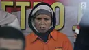 Pelaku berinsial A (55) dihadirkan dalam rilis pengungkapan kasus penculikan balita ASA (3) di Mapolda Metro Jaya, Jakarta, Senin (15/4). Balita ASA, korban penculikan di Masjid Al Amin Bintara Jaya Bekasi, pada Selasa pekan lalu ditemukan di Stasiun Pasar Senen. (merdeka.com/ Iqbal S. Nugroho)