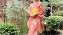 Potret pemain sinetron Anak Jalanan itu sukses mencuri perhatian. Baju Kimono membuatnya terlihat bak wanita lokal Jepang. (Liputan6.com/IG/@natashawilona12).