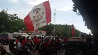 DEMO - Ratusan suporter dan aktivis mahasiswa menggelar aksi menuntut Menpora Imam Nahrawi untuk mundur. (Bola.com/Ahmad Latando)