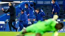 Pelatih Chelsea, Thomas Tuchel, dan staf pelatih merayakan kemenangan atas Real Madrid pada leg kedua semifinal Liga Champions, di Stadion Stamford Bridge, Kamis (06/05/2021). Chelsea menang dengan skor 2-0. (AFP/Glyn Kirk)