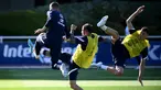 Bek Prancis Luca Digne (kiri) menendang bola di sebelah Jonathan Clauss dan Bejamin Pavard selama sesi latihan sebagai bagian dari persiapan tim untuk UEFA Nations League 2022-2023 di Clairefontaine-en-Yvelines, Senin (30/5/2022). Prancis yang menjuarai Nations League tahun lalu akan menjamu Denmark di Stade de France pada Sabtu, 4 Juni 2022 dini hari WIB. (FRANCK FIFE/AFP)