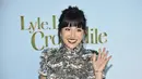 Constance Wu melambaikan tangan saat menghadiri pemutaran perdana "Lyle, Lyle, Crocodile" di AMC Lincoln Square di New York pada hari Minggu, 2 Oktober 2022. Wu memiliki rambut hitamnya yang ditarik ke belakang dengan poni di atas dahinya. (Photo by Evan Agostini/Invision/AP)