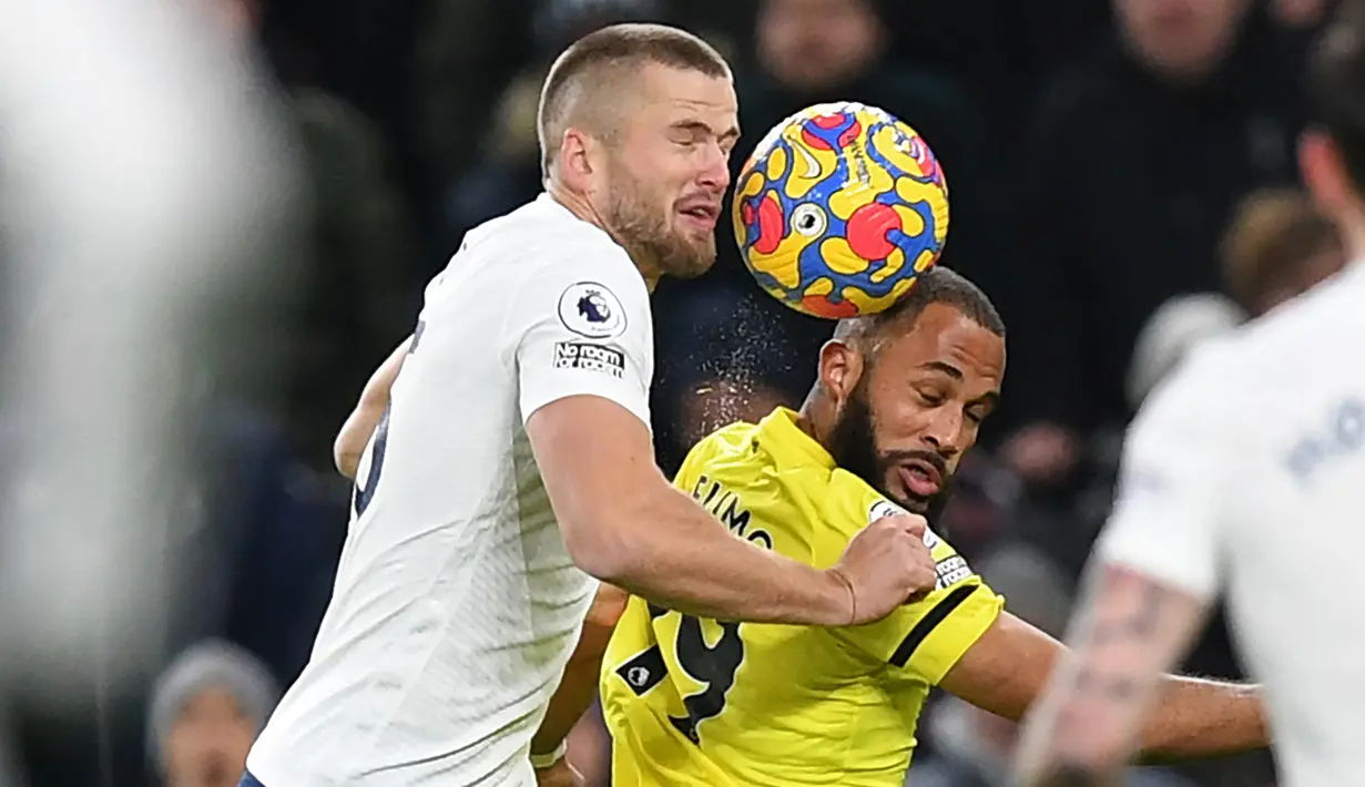Bek Tottenham Hotspur Eric Dier (kiri) berebut bola dengan gelandang Brentford Bryan Mbeumo dalam lanjutan Premier League di Tottenham Hotspur Stadium, Jumat (3/12/2021) dini hari WIB. Tottenham Hotspur berhasil mengalahkan Brentford dengan skor 2-0. (Daniel LEAL/AFP)