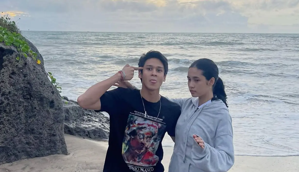 Selain keduanya diketahui bahwa ada Rey Bong yang turut menghiasi web series ini. Apalagi kehadiran Nurra Datau sendiri akan memberikan penampilan berbeda, pasalnya putri Ine Febrianty ini sudah bergelut di dunia akting sejak tahun 2012 namun belakangan sempat vakum. (Liputan6.com/IG/@nuradatau)