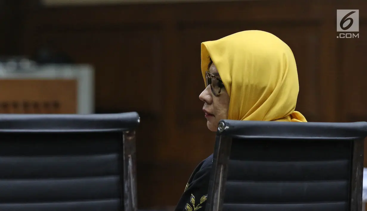 Mantan Dirut Pertamina Karen Agustiawan saat menjalani sidang vonis di Pengadilan Tipikor, Jakarta, Senin (10/6/2019). Dari fakta persidangan, majelis hakim menilai Karen tidak melakukan tata tertib aturan perusahaan dalam mengambil keputusan seperti investasi. (Liputan6.com/Herman Zakharia)