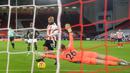 Striker Sheffield United, David McGoldrick, mencetak gol pertama ke gawang Manchester United yang dikawal Dean Henderson, dalam laga lanjutan Liga Inggris 2020/21 pekan ke-13 di Bramall Lane, Sheffield, Kamis (17/12/2020). Sheffield United kalah 2-3 dari Manchester United. (AFP/Peter Powell/Pool)