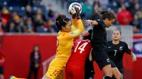 Kiper Tiongkok Wang Fei menangkap bola saat melawan Selandia Baru di babak kedua Grup A Piala Dunia Wanita 2015 di Stadion Winnipeg, Kanada. Foto diambil pada Senin (15/6/2015). Kecantikan Wang Fei mampu menangkap hati para pria. (Reuters/Bruce Fedyck)