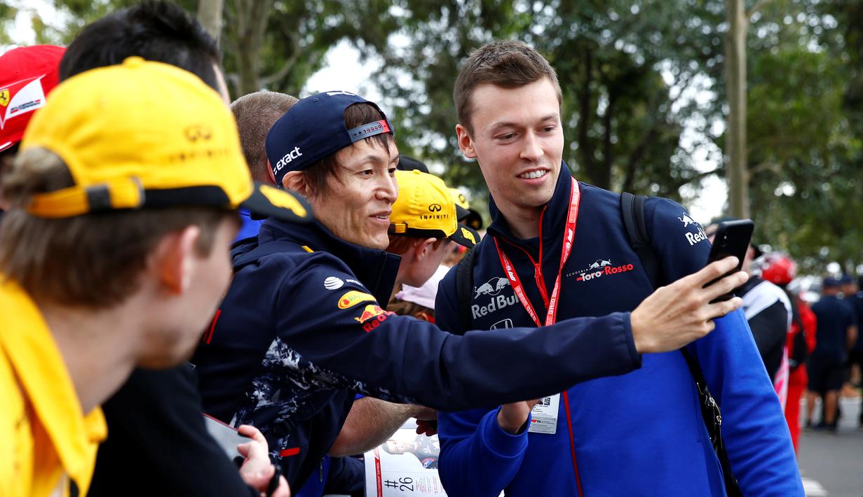 Pembalap F1 Toro Rosso, Daniil Kvyat berselfie bersama penggemarnya saat tiba di Sirkuit Melbourne Grand Prix di Melbourne, Jumat (15/3). (Reuters/Edgar Su)