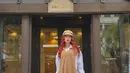 Shirt dress dua warna yang dipadu topi baret dan boots jadi pilihan Tasya Farasya saat berlibur ke Jepang bersama keluarga dan tim-nya. [Foto: Instagram/tasyafarasya].