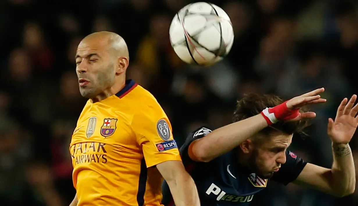 Gelandang Atletico Madrid, Saul Niguez (kanan) berebut bola udara dengan gelandang Javier Mascherano pada leg pertama perempat final Liga Champions di Camp Nou, Spanyol (6/4). Barcelona menang atas Atletico Madrid dengan skor 2-1. (Reuters/Albert Gea)