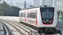 Light Rail Transit (LRT) atau kereta listrik ringan saat uji coba di sepanjang jalur Kelapa Gading-Velodrome, Jakarta, Senin (20/8). Untuk spesifikasi, tiap gerbong LRT mampu menampung hingga 270 penumpang. (Merdeka.com/Iqbal S. Nugroho)