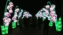 Pengunjung berjalan melewati salah satu set lentera tematik yang dipamerkan dalam festival The Great Lanterns of China di Pakruojis Manor, Lithuania, Rabu (25/12/2019). Festival ini berlangsung hingga 6 Januari 2019. (Petras MALUKAS/AFP)