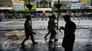 Pejalan kaki melintas di kawasan pedestrian Malioboro,Yogyakarta, Jumat (8/4). Sejak bebas dari parkir kendaraan bermotor, kawasan tersebut tampak lebih bersih dan rapi. (Liputan6.com/Boy Harjanto)