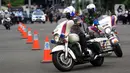 Kapolda Metro Jaya Irjen Pol Fadil Imran (kiri) bersama Pangdam Jaya Mayjen TNI Mulyo Aji (kanan) saat atraksi motor usai Apel Gelar Pasukan Operasi Zebra Jaya 2021 di Polda Metro Jaya, Jakarta, Senin (15/11/2021). Operasi Zebra Jaya 2021 akan digelar selama dua pekan. (Liputan6.com/Herman Zakharia)