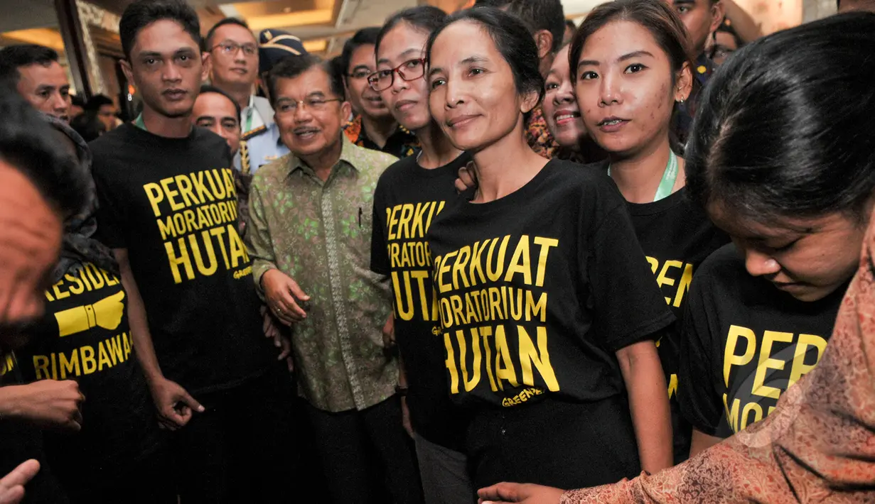 Wapres Jusuf Kalla (JK) berjumpa dengan aktivis Greenpeace saat menghadiri acara Tropical Landscape Summit (TLS): A Global Investment Opportunity 2015 di Jakarta, Senin (27/4/2015). (Liputan6.com/Faizal Fanani)