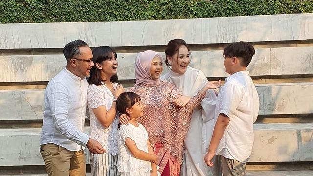 Kandas Dari Wafda Kesha Ratuliu Tunangan Dan Bikin Bahagia Mona Ratuliu News Entertainment Fimela Com