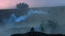 Pasukan Israel pada Minggu, 15 Oktober 2023, bersiap untuk melakukan serangan darat di Jalur Gaza yang dikuasai Hamas ketika negara itu membalas serangan yang belum pernah terjadi sebelumnya di wilayahnya. Sementara Iran memperingatkan "konsekuensi luas" jika pengeboman Israel tidak dihentikan. (AP Photo/Maya Allerruzzo)