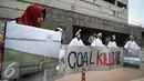Massa aksi yang tergabung dalam SKWB membawa foto saat menggelar aksi didepan Kedutaan Besar Jepang, Jakarta, Jumat (1/4). Dalam aksinya mereka menolak rencana pembangunan megaproyek PLTU batu bara. (Liputan6.com/Faizal Fanani)