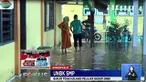 Demi lancarnya UNBK, guru memasang beton di pintu ruang kelas pada Rabu malam saat hujan deras mengguyur.