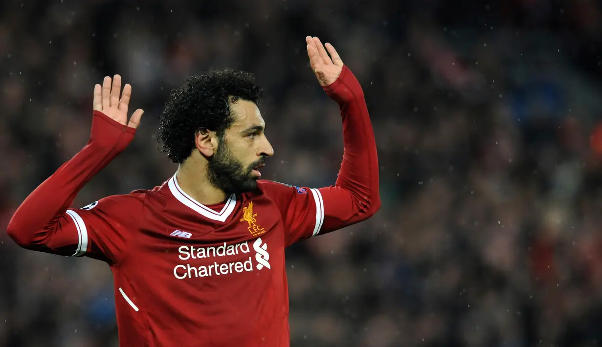 Pemain Liverpool, Mohamed Salah usai mencetak gol ke gawang AS Roma pada leg pertama semifinal Liga Champions di Stadion Anfield, Liverpool, Inggris, Selasa (24/4). Salah mencetak dua gol dalam pertandingan tersebut. (AP Photo/Rui Vieira)