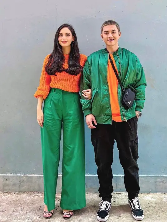 Sabina tampak memadukan sweater dan celana kulot. Sementara Rafael tampak mengenakan jaket bomber,t-shirt, dan celana jogger. (Instagram/rafaell_16).