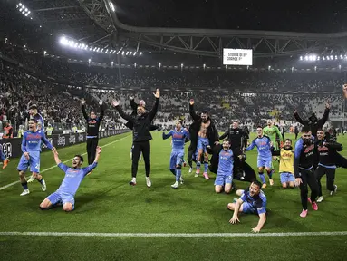 Pemain Napoli merayakan kemenangan atas Juventus pada laga pekan ke-31 Liga Italia 2022/2023 di Allianz Stadium, Turin, Italia, Senin (24/04/2023) WIB. Il Poartenopei berhasil meraih kemenangan dengan skor 1-0. (AP Photo/LaPresse/Marco Alpozzi)