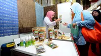 Pengunjung melihat-lihat produk yang dipamerkan pada Pasar Inovasi dan Kreativitas di Graha Pengayoman, Jakarta, Selasa (31/10). Ajang ini untuk mengkomersialisasikan produk kekayaan intelektual pelaku bisnis. (Liputan6.com/Helmi Fithriansyah)