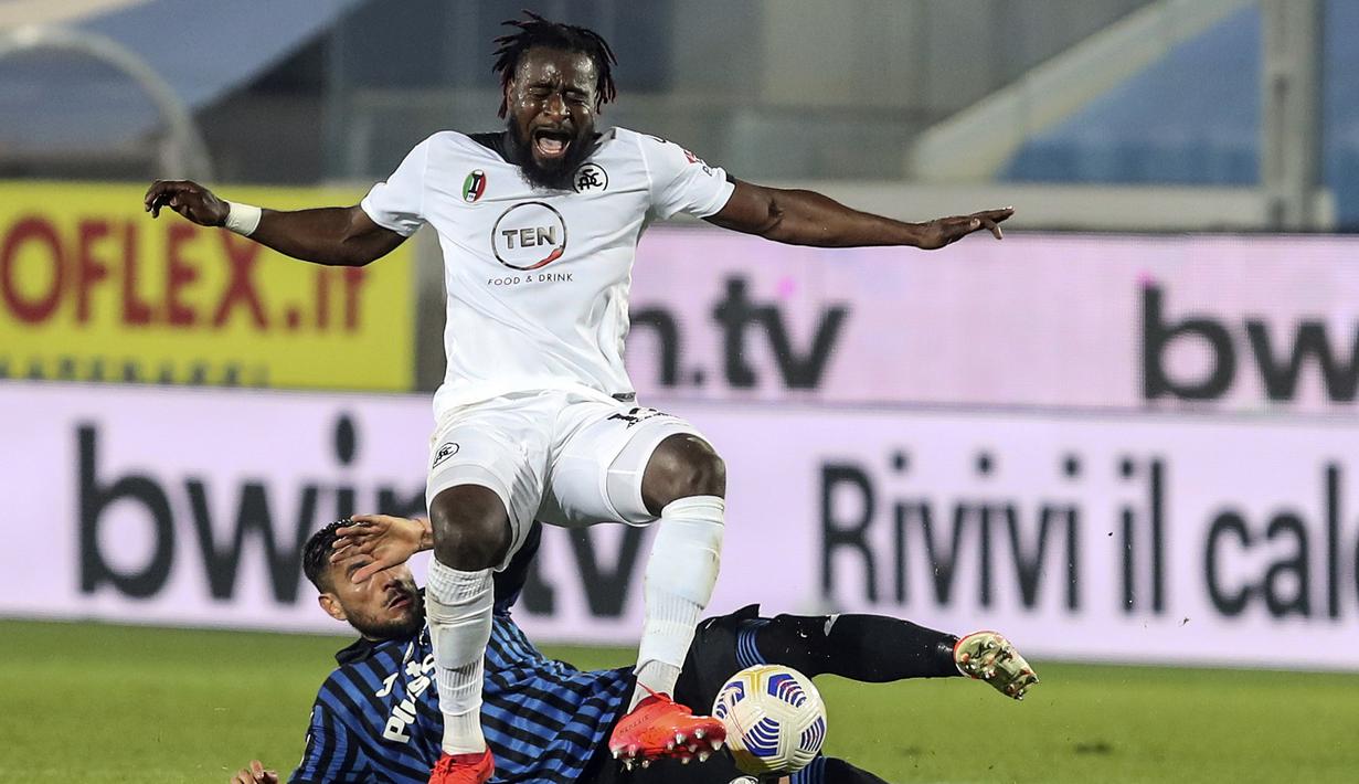 Striker Spezia, M'Bala Nzola (atas) meringis kesakitan usai ditekel bek Atalanta, Jose Luis Palomino dalam laga lanjutan Liga Italia 2020/2021 pekan ke-27 di Gewiss Stadium, Bergamo, Jumat (12/3/2021). Spezia kalah 1-3 dari Atalanta. (LaPresse via AP/Stefano Nicoli)