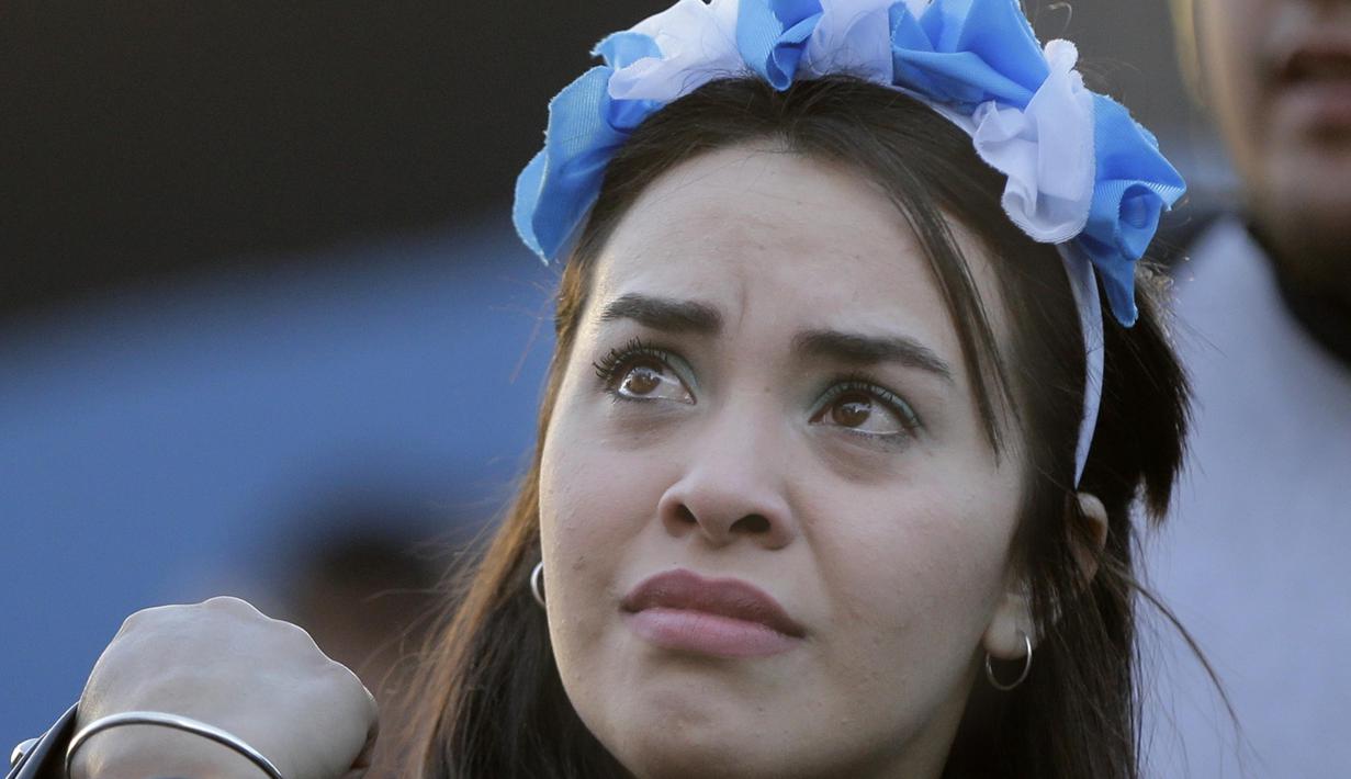 Fans Argentina meneteskan air mata setelah timnya kalah dari Kroasia pada laga grup D Piala Dunia 2018 di Buenos Aires, Argentina, (21/6/2018). Argentina kalah 0-3. (AP Jorge Saenz)