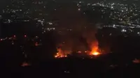 Kebakaran terjadi di Gudang Amunisi Artileri Medan (Armed) TNI di perbatasan antara Kota Bekasi, dan Kabupaten Bogor Jawa Barat, Sabtu malam (30/3/2024). (Foto: Tangkapan layar dari akun Instagram @fritzdby).