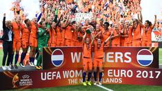 Tim Putri Belanda berhasil meraih trofi juara Piala Eropa Wanita 2017 setelah mengalahkan Denmark pada final di Fc Twente Stadium, Enschede, (6/8/2017). Belanda menang 4-1. (AFP/John Thys)
