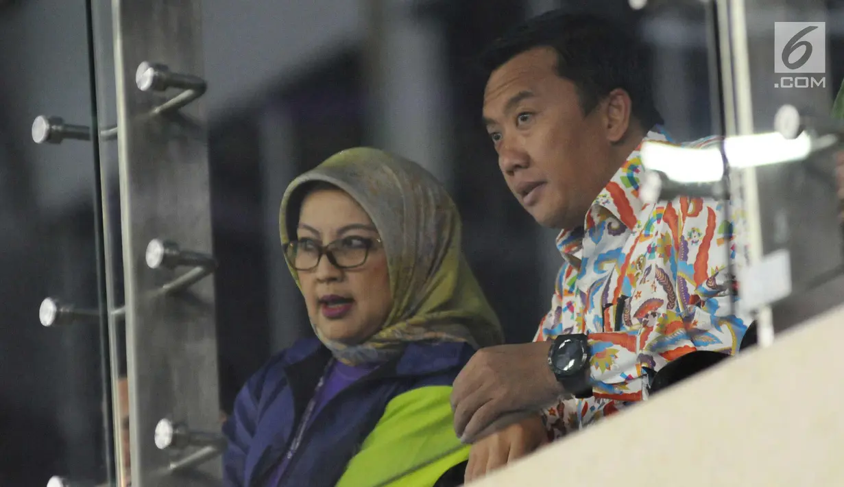 Menpora, Imam Nahrawi (kanan) bersama Ketua Umum Persani, Ilya Avianti jelang membuka Kejuaraan Junior Senam Artistik Asia ke-15 di Istora Senayan, Jakarta, Rabu (25/4). 20 negera ambil bagian pada ajang ini. (Liputan6.com/Helmi Fithriansyah)