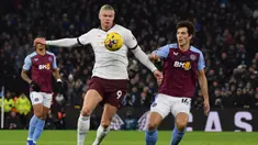 Pemain Manchester City Erling Haaland (kiri) berebut bola dengan pemain Aston Villa Calum Chambers pada pertandingan sepak bola Liga Inggris di Villa Park, Birmingham, Inggris, Rabu (6/12/2023). (AP Photo/Rui Vieira)