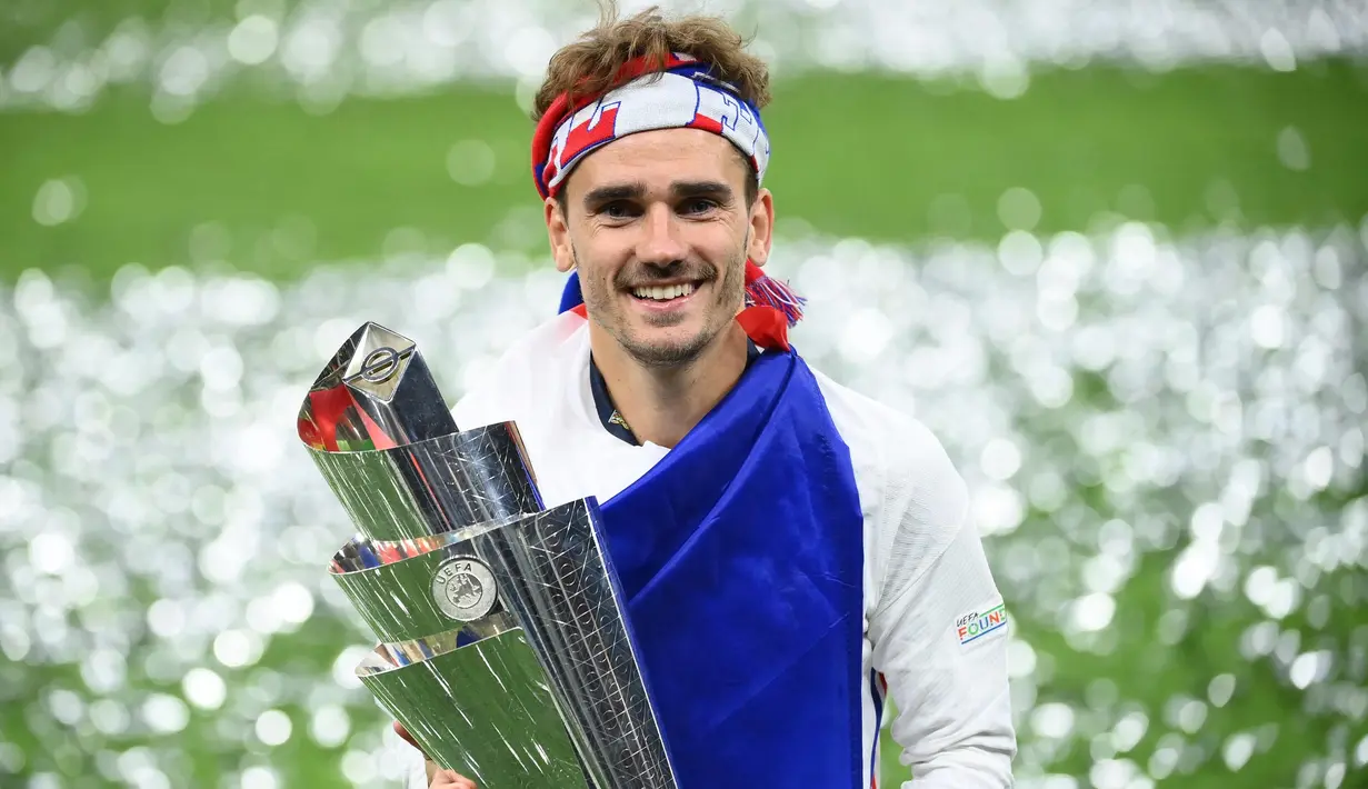 Griezmann menjalani debutnya untuk timnas Prancis pada 2014 silam. Tampak dalam foto, Antoine Griezmann saat merayakan gelar juara UEFA Nations League 2021 di stadion San Siro Milan, pada 10 Oktober 2021. (FRANCK FIFE/AFP)