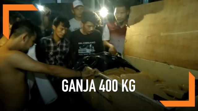 BNN menggerebek sebuah kamar indekos di Depok, Jawa Barat. Dari lokasi, petugas temukan 400 kg ganja.