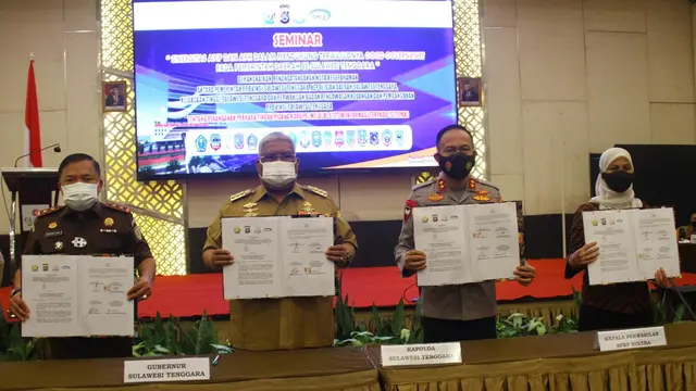 Kapolda Sultra Irjen Pol Yan Sultra bersama Gubernur Ali Mazi dan Kejati Sarjono Turin menandatangani MoU pencegahan dan penidakan kasus korupsi di wilayah Sulawesi Tenggara. (Liputan6.com/Dok Abdi KP)