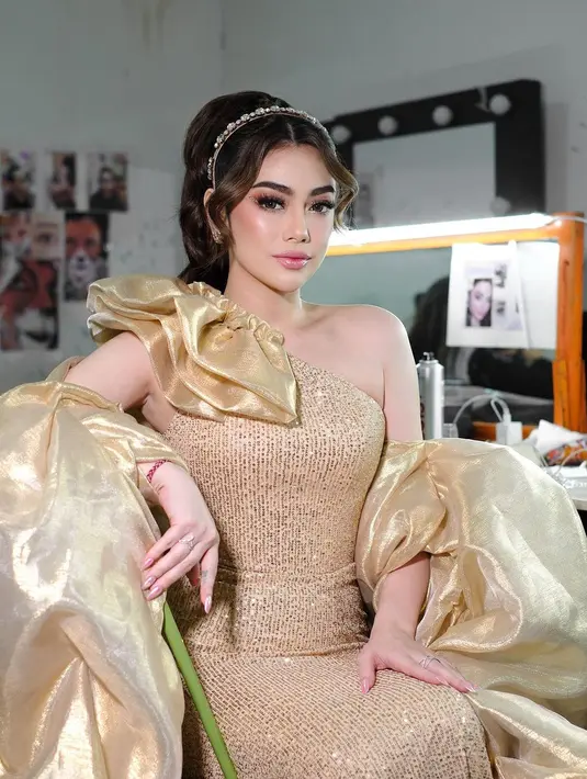 "Udah beberapa bulan enggak ya, sudah enggak ya karena dia lagi enggak kerja juga kan ya katanya, enggak tahu juga sih. Tapi enggak apa-apa ada rezeki dari mana aja," ungkap Celine. [Instagram/celine_evangelista]