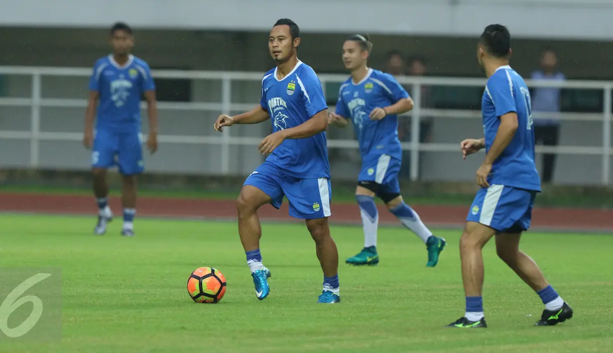 Pemain tengah Persib, Atep (kedua kiri) mengikuti latihan jelang laga perebutan tempat ketiga Piala Presiden 2017 di Stadion Pakansari, Kab Bogor, Jumat (10/3). Persib akan melawan Semen Padang, Sabtu (11/3). (Liputan6.com/Helmi Fithriansyah)