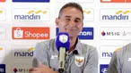 Pelatih Timnas Indonesia U-23 Gerald Vanenburg tersenyum saat menghadiri sesi pemberian keterangan resmi jelang laga ASEAN U23 Championship 2025 melawan Brunei Darussalam di Stadion Utama Gelora Bung Karno, Jakarta pada Senin (14/7/2025). (Bola.com/Abdul Aziz)