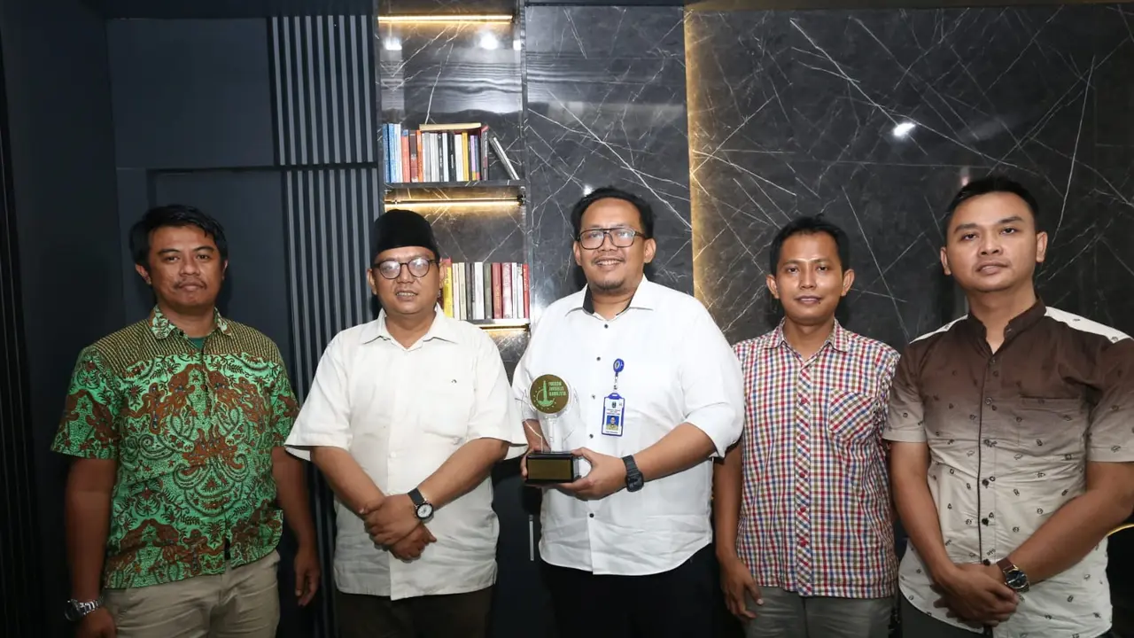 Pengurus FJN menyerahkan apresiasi Tokoh Muda Nahdliyin Inspiratif 2023 kepada Danu Ardhiarso. (Istimewa).