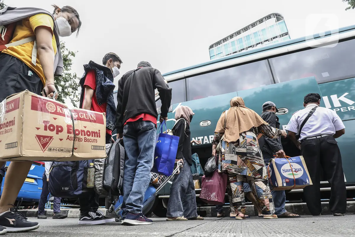 FOTO: Terminal Grogol Mulai Dipadati Pemudik