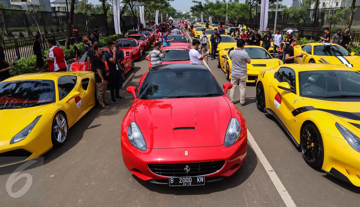 Pengunjung melihat mobil Ferrari dalam Ferrari Festival of Speed di BSD City, Tangerang Selatan, Minggu (23/4). Ratusan Ferrari klasik dan modern hadir memeriahkan acara yang terbuka untuk umum tersebut. (Liputan6.com/Fery Pradolo)