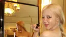 Sementara rambut blonde-nya ditata dengan gaya messy braided ponytail yang mirip dengan Rapunzel [@roses_are_rosie]