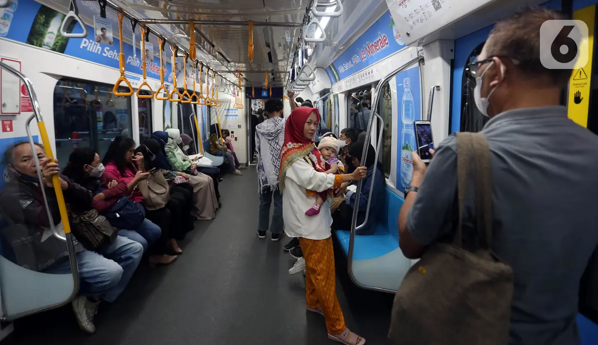 "Untuk layanan TransJakarta, Mikrotrans, TransJakarta Cares, Bus Wisata tetap berlaku tarif Rp 0 atau gratis. Bagi pelanggan dihimbau untuk membawa kartu uang eletronik (KUE) ketika akan menggunakan layanan TransJakarta. Untuk selalu mendapatkan informasi terbaru tentang TransJakarta," jelas Welfizon dalam keterangan tertulisnya. (Liputan6.com/Johan Tallo)
