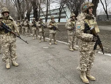 Pasukan penjaga perdamaian Organisasi Perjanjian Keamanan Kolektif bersiap untuk menjaga sebuah daerah di Almaty, Kazakhstan (11/1/2022). Presiden Kazakhstan telah mengumumkan bahwa keamanan yang dipimpin Rusia aliansi akan mulai menarik pasukannya. (Russian Defense Ministry Press Service via AP)