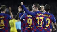 Penyerang Barcelona, Antoine Griezmann  berselebrasi usai mencetak gol ke gawang Borrusia Dortmund pada pertandingan Grup F Liga Champions di stadion Camp Nou, Spanyol (27/11/2019). Barcelona menang 3-1 atas Dortmund. (AP Photo/Emilio Morenatti)